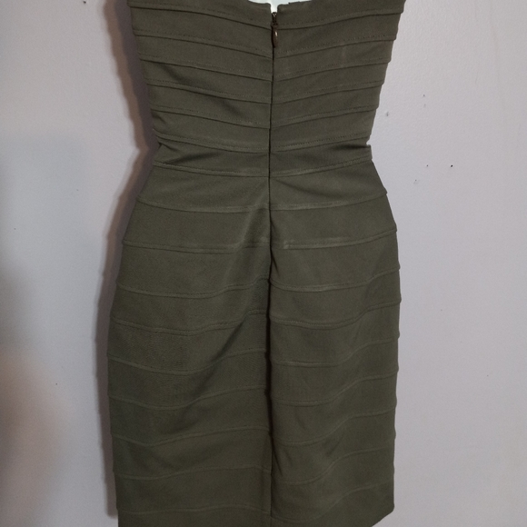 🔴4 For $25🔴 Women's Strapless Gray BCBGMaxAzria Dress - Picture 4 of 7